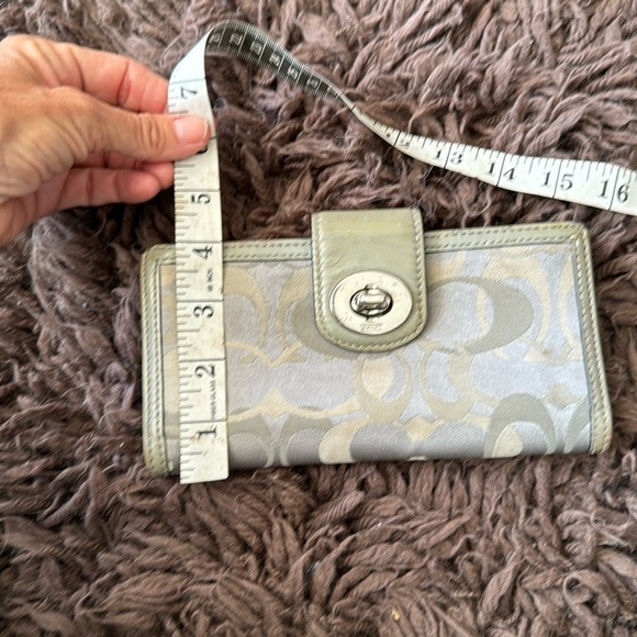 COACH Silver/Gray and tan signature Turnlock wallet with purple lining - Picture 13 of 13